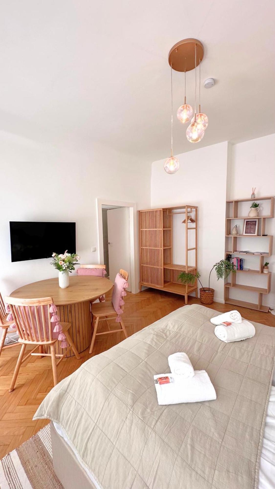 Apartment Cozy In Quiet Location, Fast Train Station 100m Away, Contactless Check-in Wien