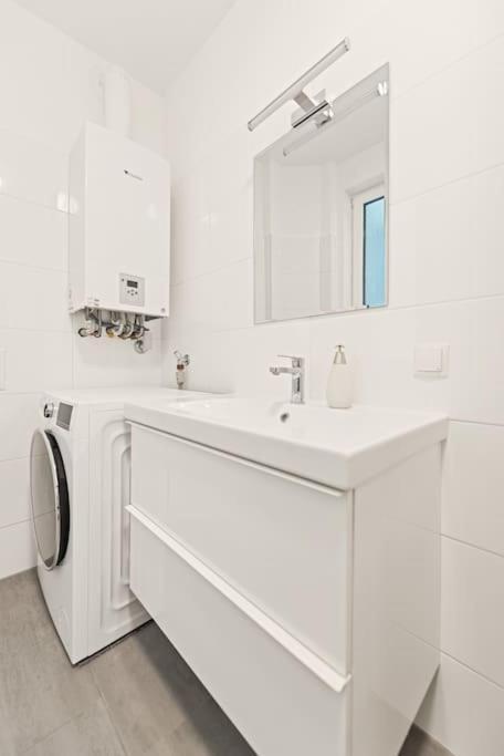 Cozy In Quiet Location, Fast Train Station 100m Away, Contactless Check-in Apartment